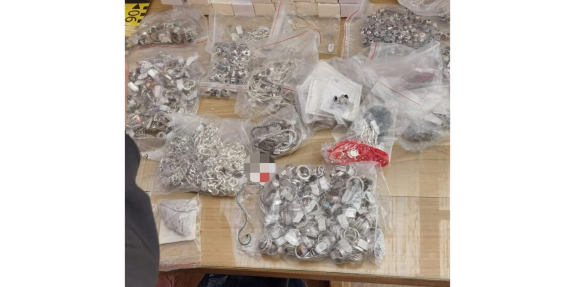 Percheziții în Oțelu Roșu la persoane cercetate pentru evaziune fiscală, contrabandă și contrafacerea unor mărfuri/Video