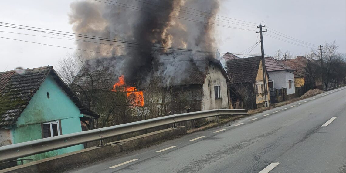 Incendiu la o casă din localitatea Odvoș. Un bărbat a fost dus la spital cu arsuri