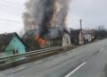 Incendiu la o casă din localitatea Odvoș. Un bărbat a fost dus la spital cu arsuri