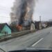 Incendiu la o casă din localitatea Odvoș. Un bărbat a fost dus la spital cu arsuri