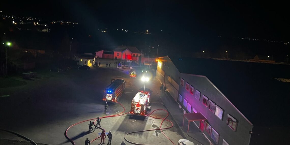 Incendiu la o hală din Lugoj. Ard cauciucuri, deșeuri textile și materiale lemnoase