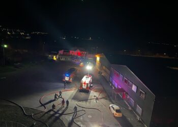Incendiu la o hală din Lugoj. Ard cauciucuri, deșeuri textile și materiale lemnoase