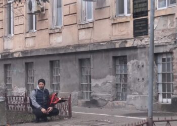 O fotografie a unui proaspăt tătic care așteaptă, ghemuit, lângă gardul Maternității Bega, a stârnit controverse pe internet