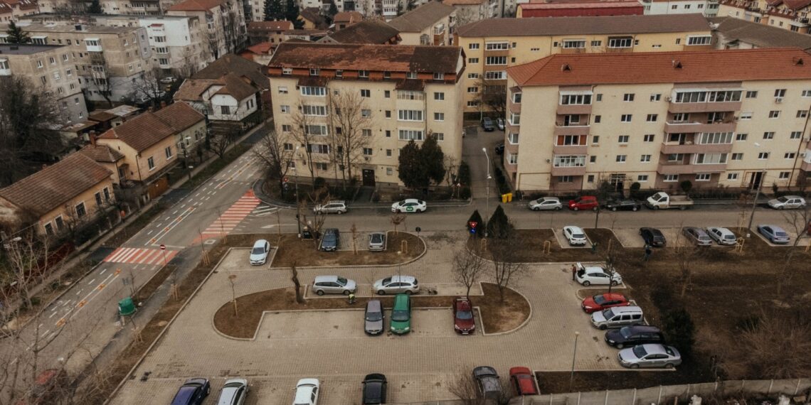 Fostele garaje din zona Clăbucet se transformă într-o parcare modernă cu spațiu verde și zonă de agrement