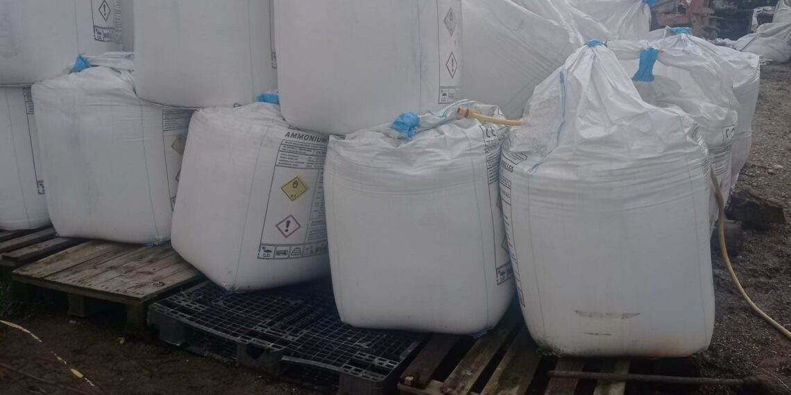 24 de tone de azotat de amoniu depozitat ilegal. Un bărbat este cercetat penal