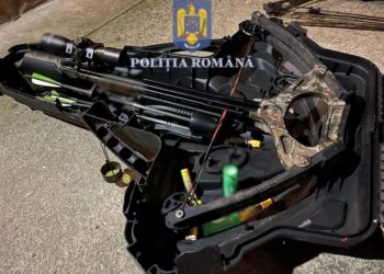Percheziții în localitatea Rusca Montană. Doi bărbați sunt bănuiți că dețineau ilegal arme letale