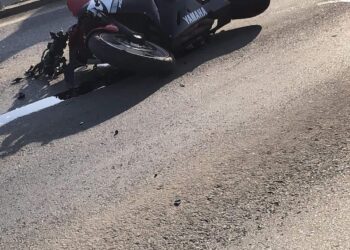 Un motociclist s-a rănit ușor după ce „a parcat” într-o mașină de Poliție, în Freidorf