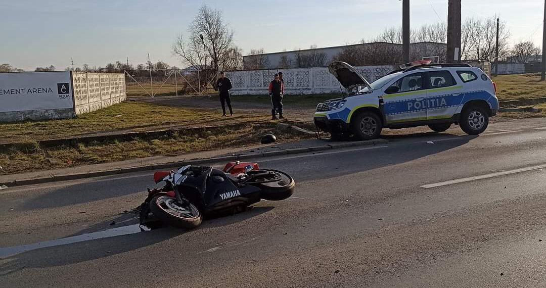Un motociclist s-a rănit ușor după ce „a parcat” într-o mașină de Poliție, în Freidorf