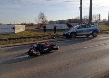 Un motociclist s-a rănit ușor după ce „a parcat” într-o mașină de Poliție, în Freidorf