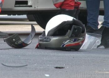 Un motociclist a ajuns la spital după ce a fost lovit de o mașină, în Moșnița Nouă