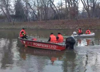 Persoană înghițită de apele Begăi, căutată de pompierii timișoreni și de scafandri din Arad și Hunedoara/Video