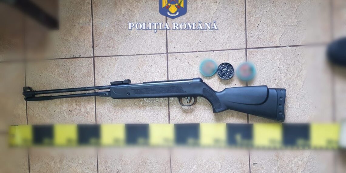Armă neletală confiscată de polițiști