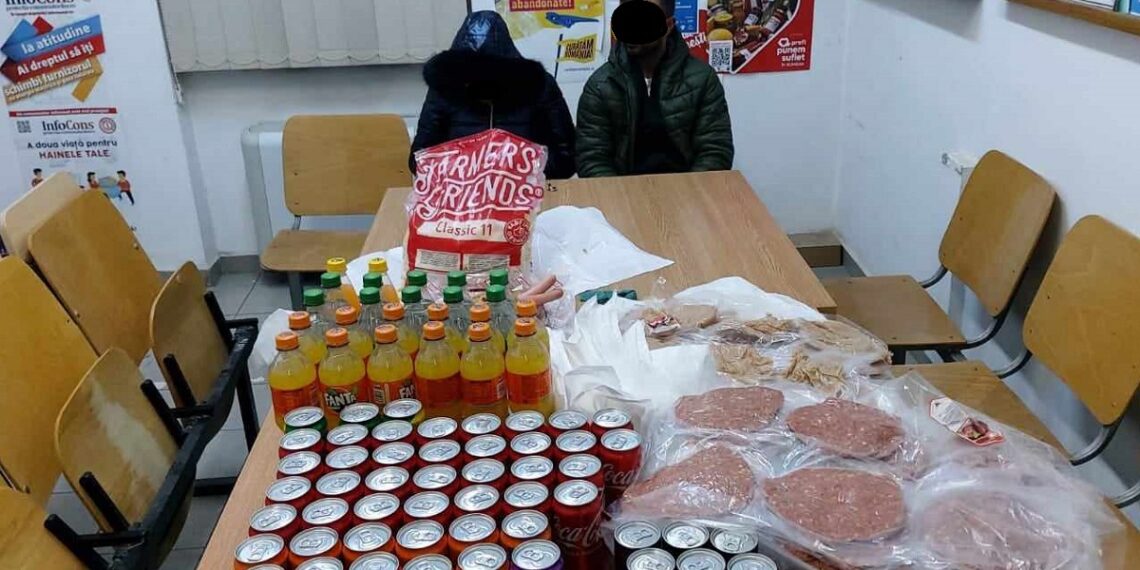 Doi iubiți, pe biciclete, au furat mezeluri dintr-un magazin