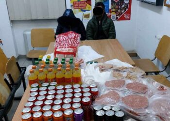 Doi iubiți, pe biciclete, au furat mezeluri dintr-un magazin