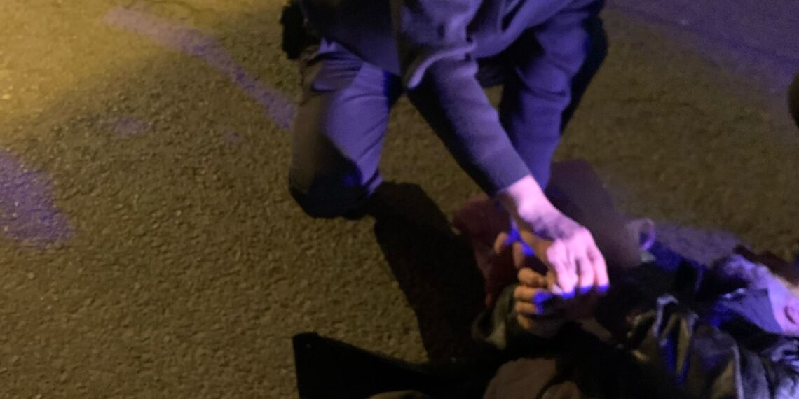 Doi jandarmi au salvat viața unei persoane căreia i se făcuse rău pe strada Gh. Lazăr