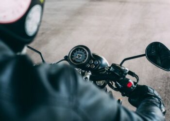 Un motociclist a ajuns la spital după ce a fost lovit de o mașină, în Moșnița Nouă