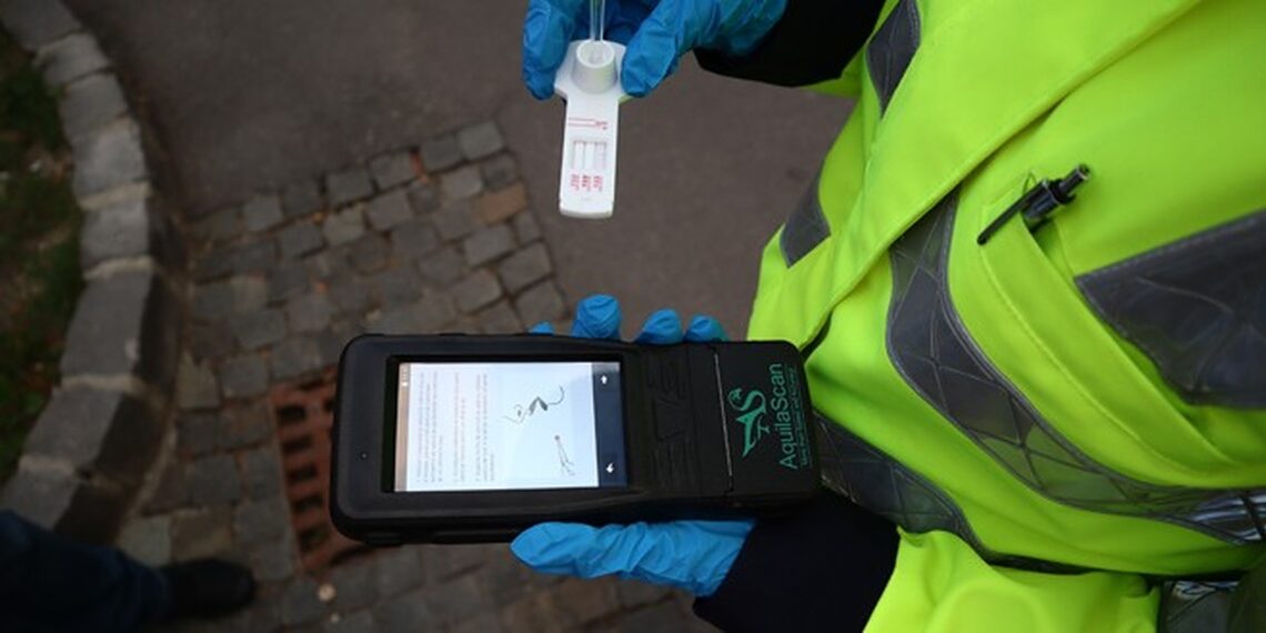 Un tânăr de 18 de ani, oprit de polițiști, a refuzat testarea cu aparatul Drug Test. Ce au descoperit polițiștii în mașină