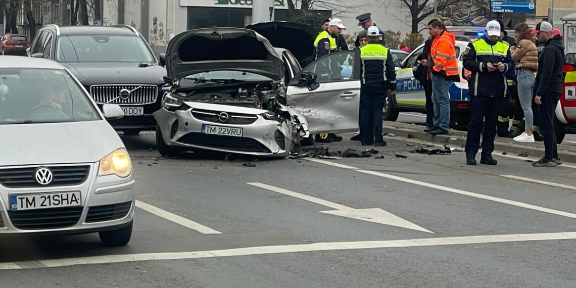 O femeie a fost rănită într-un accident pe bd. Simion Bărnuțiu din Timișoara/Video