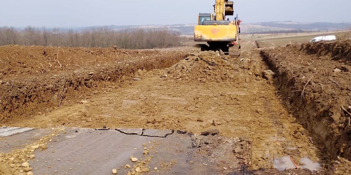 Încep lucrările de reparații pe DJ 585 în zona localității Visag