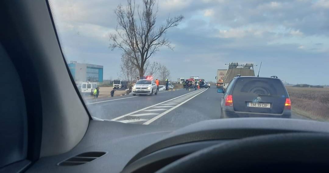 Trei oameni au fost răniți după ce un șofer a intrat pe contrasens