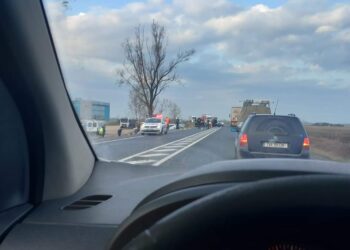 Trei oameni au fost răniți după ce un șofer a intrat pe contrasens