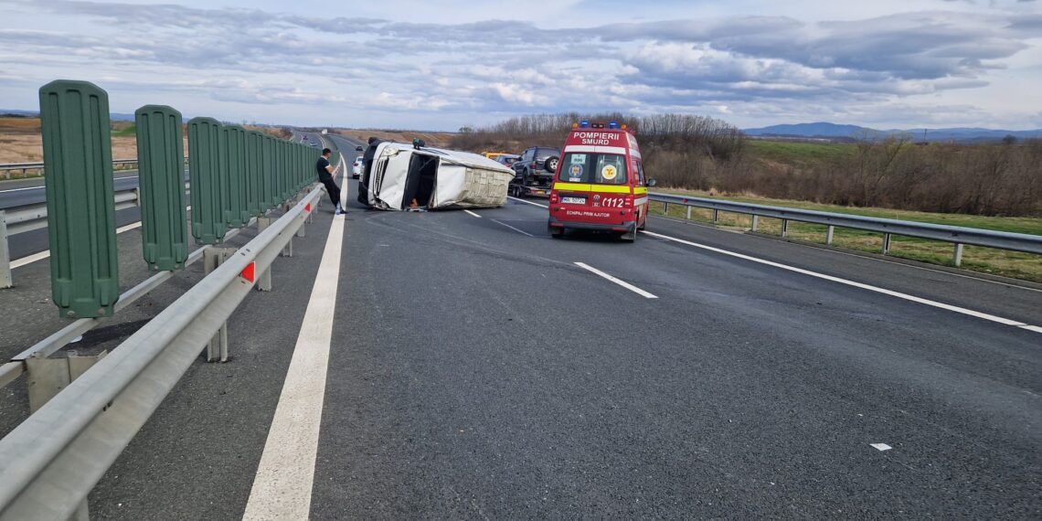 Accident cu 3 vehicule, pe A1. Unul a luat foc