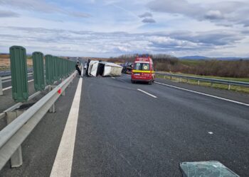 Accident cu 3 vehicule, pe A1. Unul a luat foc