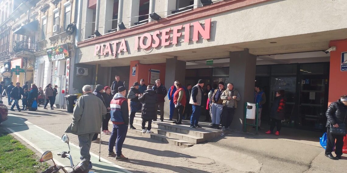 Protest în Piața Iosefin. Comercianții din Timișoara acuză Poliția Locală de abuzuri împotriva producătorilor locali