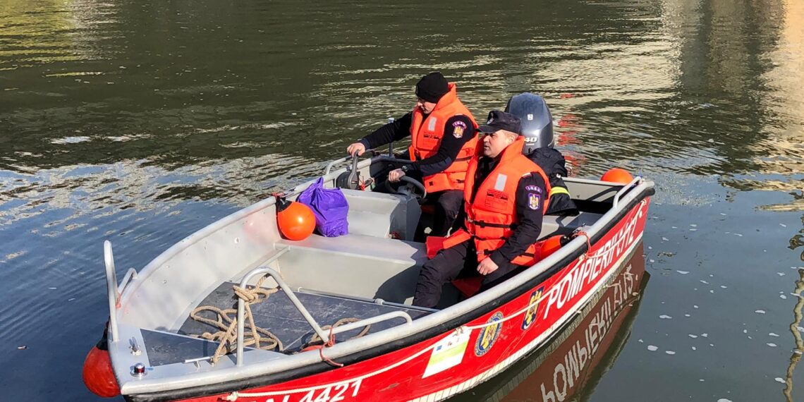 Alertă la Timișoara. Pompierii caută o persoană care ar fi căzut în râul Bega