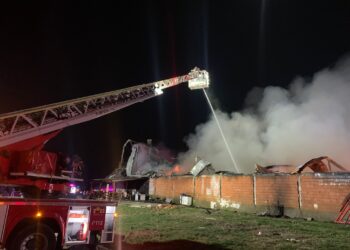 Un bărbat a murit în incendiul la o hală de depozitare din Recaș