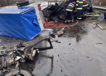 Un mort și 6 răniți într-un accident cu 3 mașini