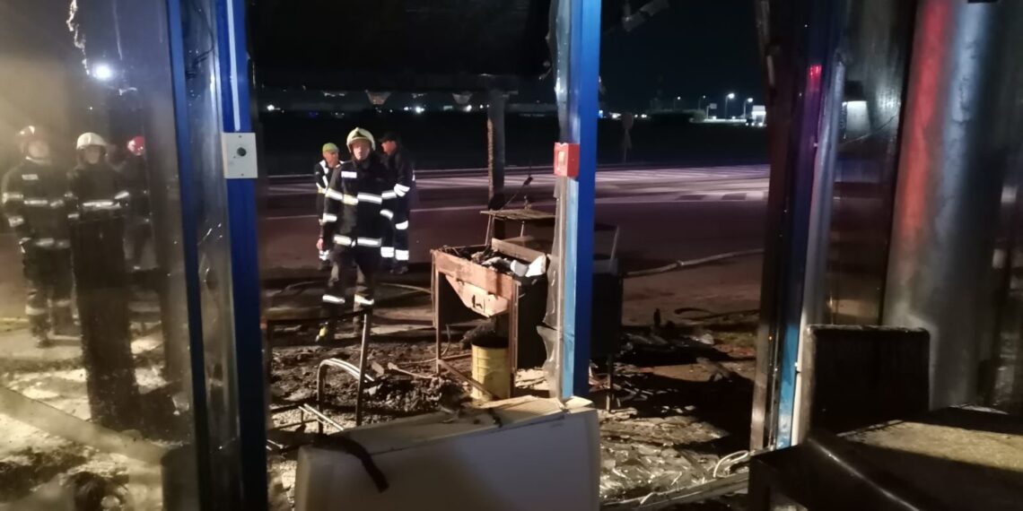 O terasă a unei societăți comerciale din Arad a luat foc de la un scurtcircuit