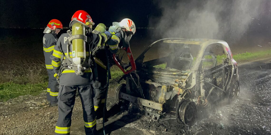 VIDEO O mașină a luat foc în mers și a ars ca o torță