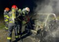 VIDEO O mașină a luat foc în mers și a ars ca o torță