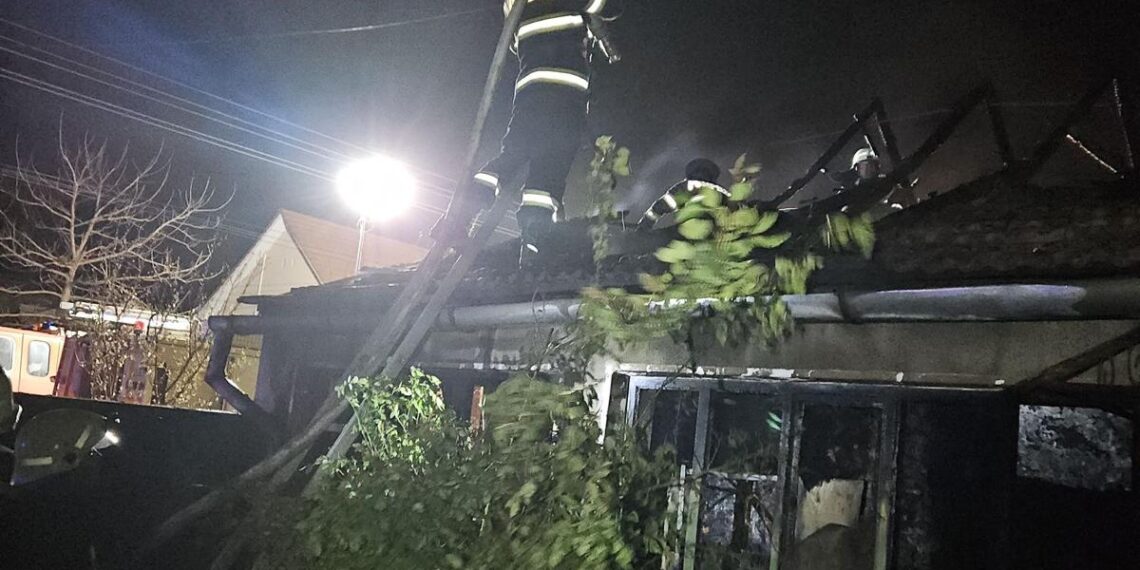 Incendiu la o casă din localitatea Șiria. O femeie de 93 ani a murit