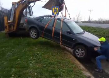 Băut, un tânăr a furat o mașină provocând un accident în Arad. Apoi a sustras o autoutilitară și a plecat la plimbare/video