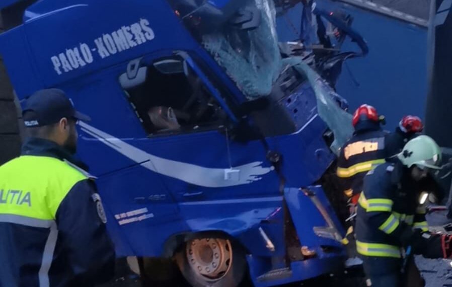 Trafic blocat pe DN 6, în Caraș-Severin, în urma unui accident rutier