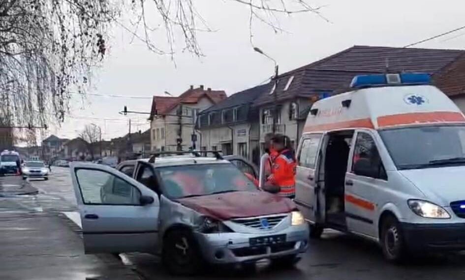 Accident la Lugoj între o ambulanță și o mașină/Video