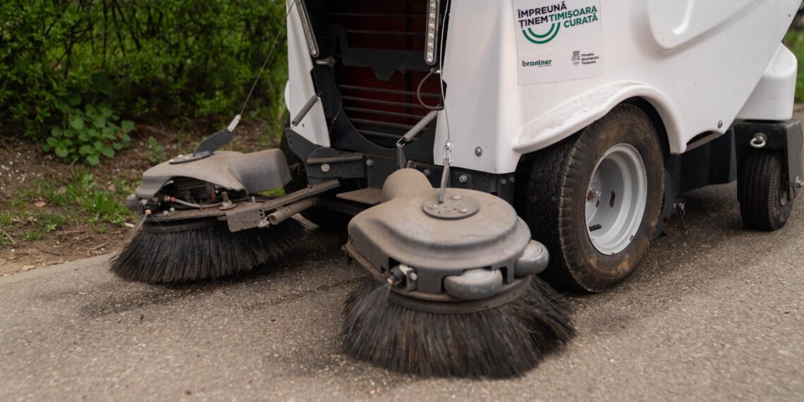 Patru aspiratoare vor curăța trotuarele la Timișoara