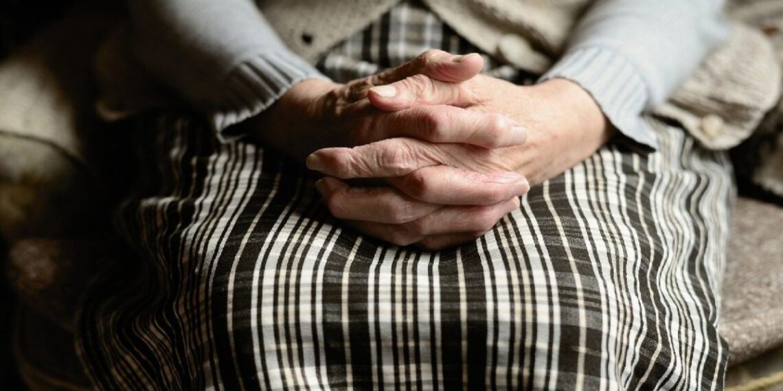 Bunica bate toba, bunica bate tare…Două bunicuțe s-au bătut în plină stradă cu bastoanele