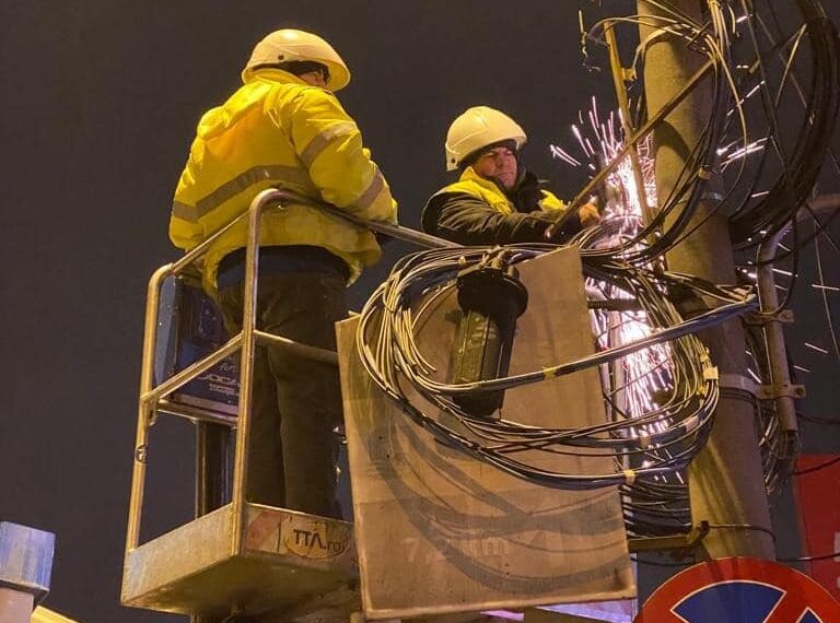 Continuă eliminarea cablurilor aeriene amplasate ilegal la Timișoara