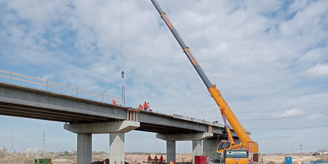 Peste 600 de muncitori mobilizați pe șantierul Centurii de Sud a Timișoarei. Se montează grinzi