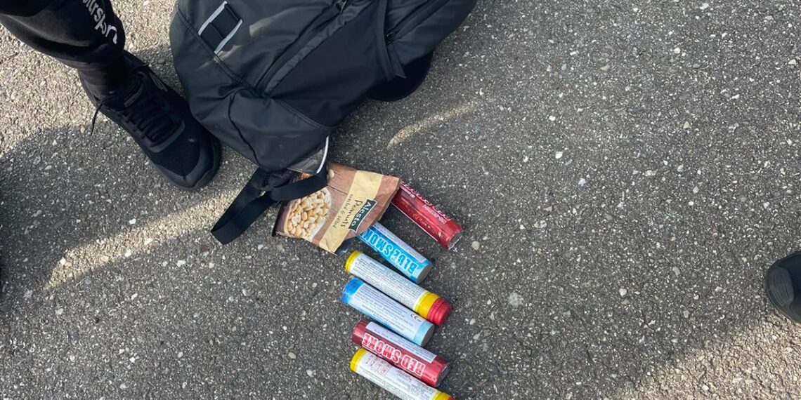 Bărbat care intenționa să intre la o partidă de fotbal cu petarde în Arad, depistat de jandarmi