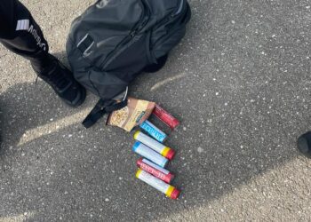 Bărbat care intenționa să intre la o partidă de fotbal cu petarde în Arad, depistat de jandarmi