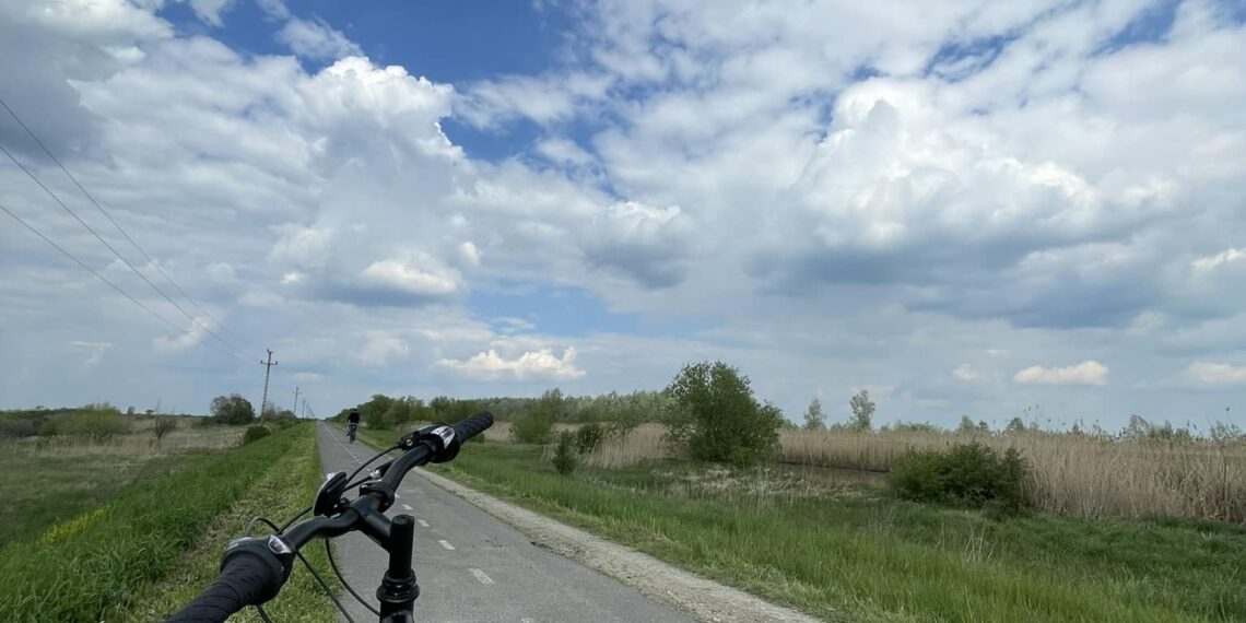 Iubitorii mersului pe bicicletă pot pedala din nou până în Serbia