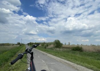 Iubitorii mersului pe bicicletă pot pedala din nou până în Serbia