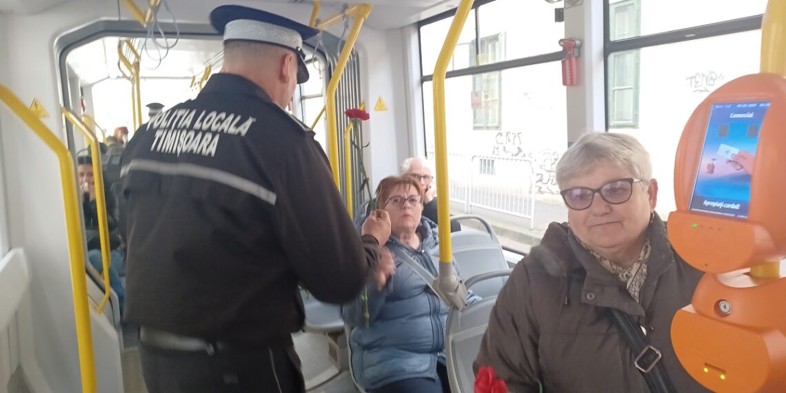 Flori dăruite de polițiștii locali femeilor din Timișoara