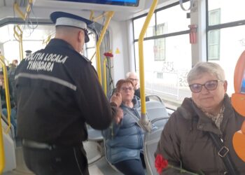 Flori dăruite de polițiștii locali femeilor din Timișoara