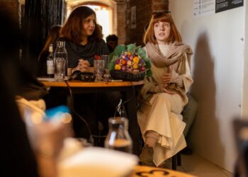 Instalație-experiment, în expoziție la Timișoara. Nu există modă ieftină, cineva plătește prețul!