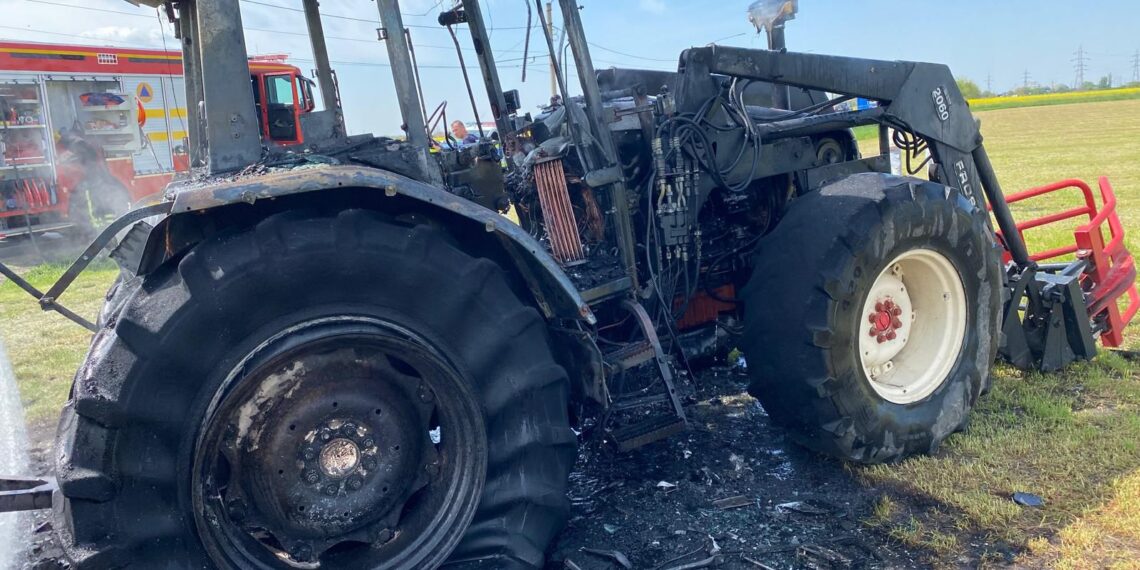 Un tractor a ars pe un câmp din județul Arad/Video